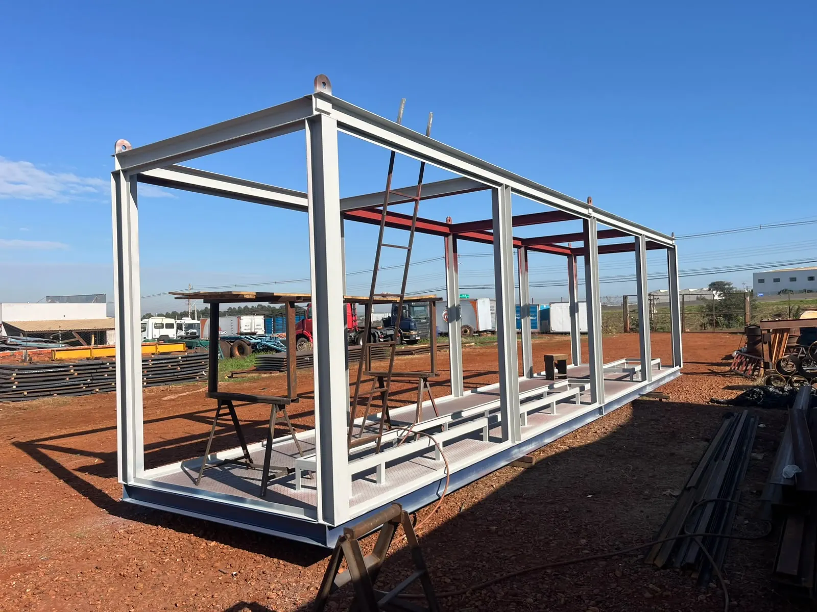 Estrutura de E-House em fabricação