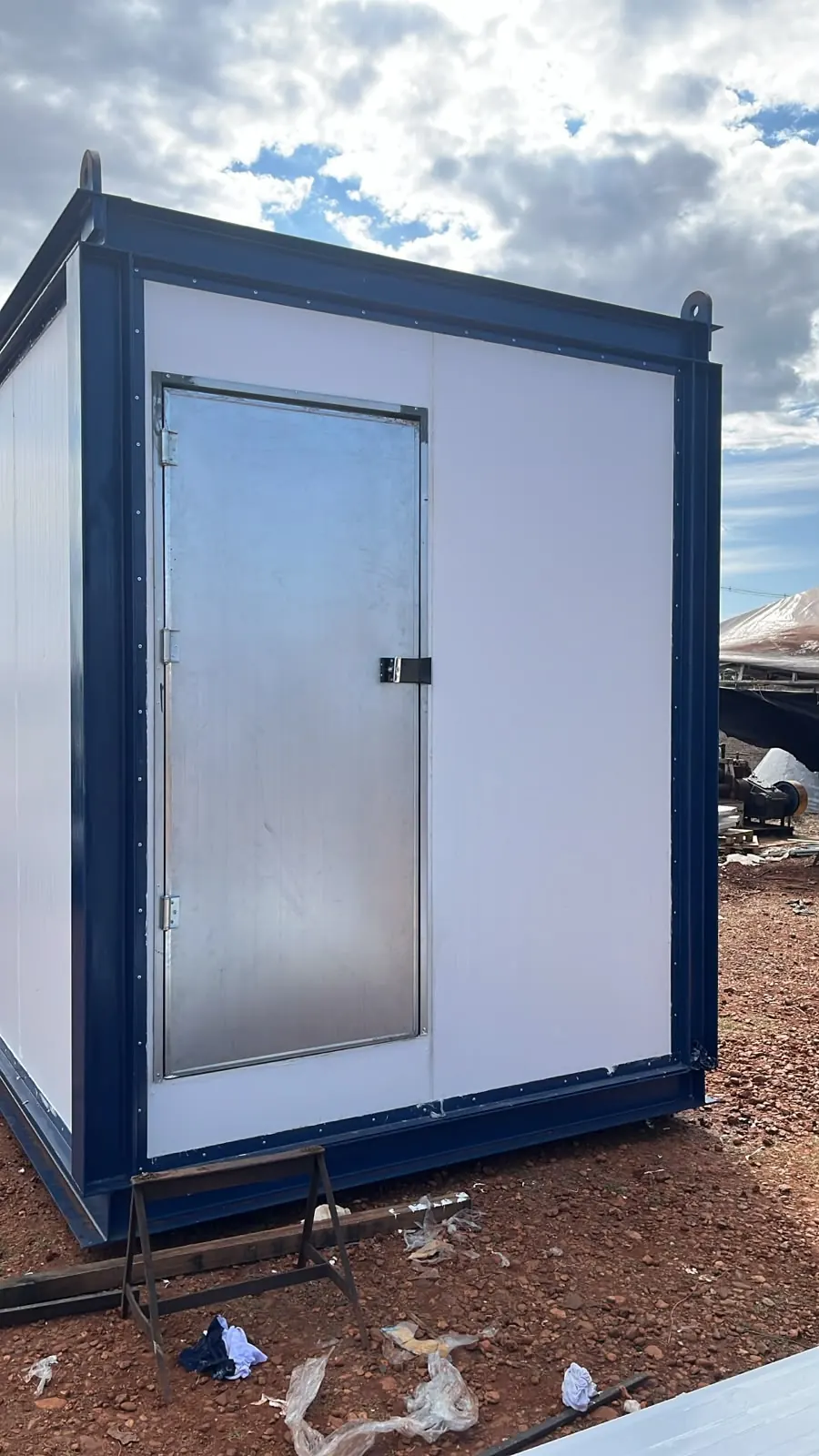 E-House fechada no canteiro