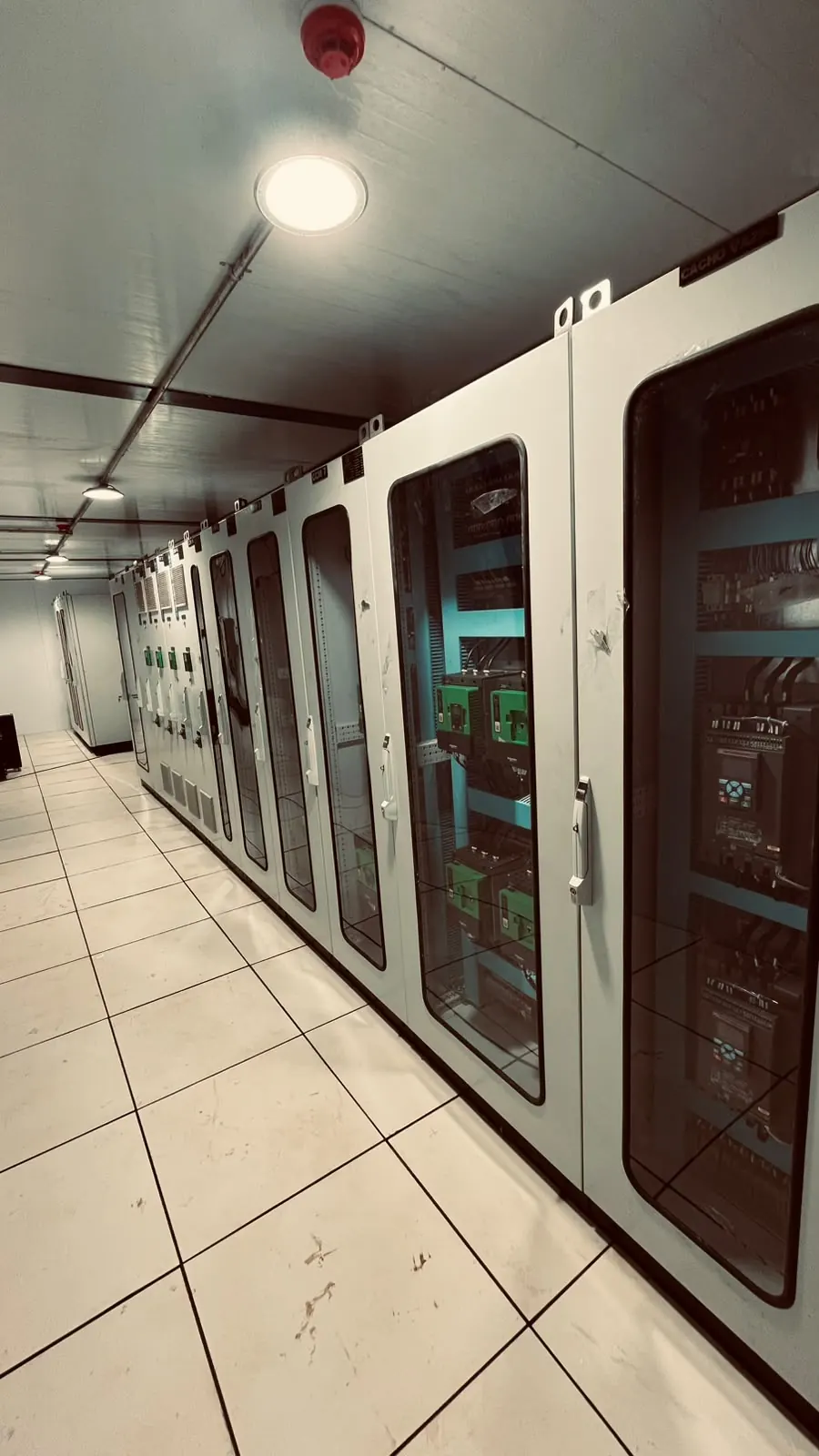 Interior de E-House com painéis instalados