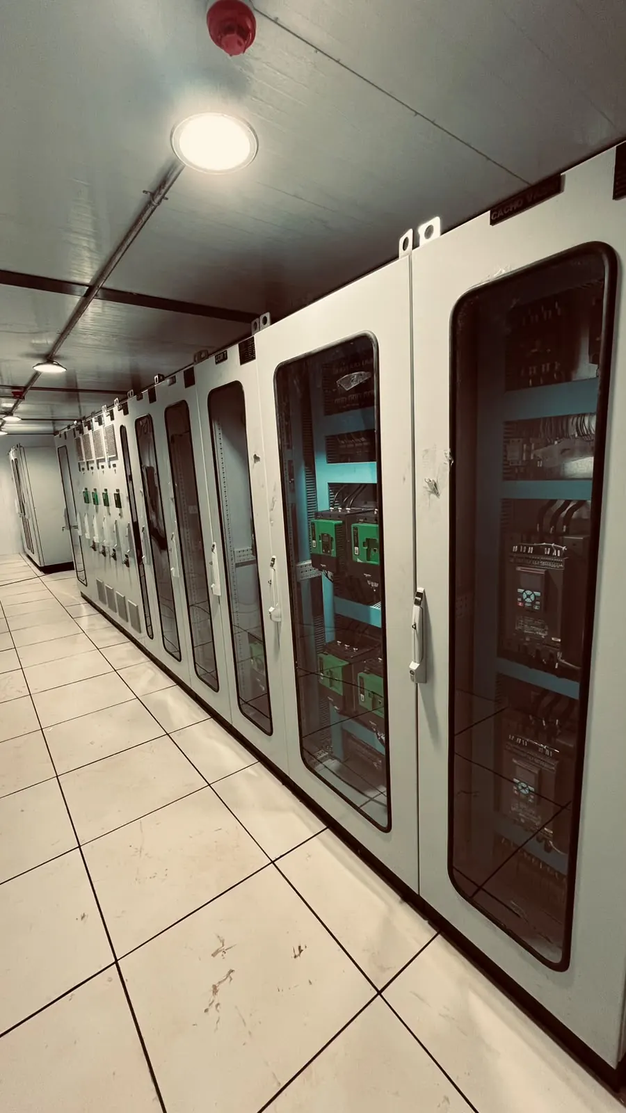 Painéis instalados dentro da E-House