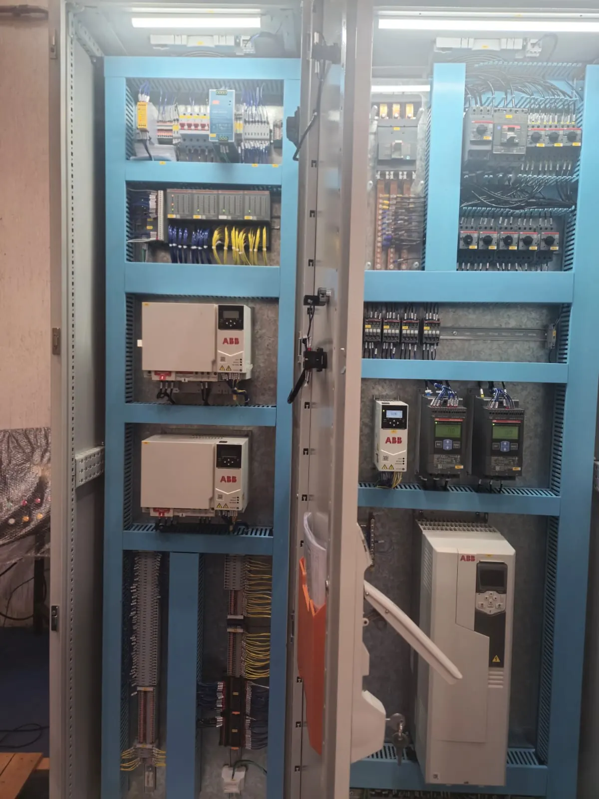 Painel de automação com inversores ABB